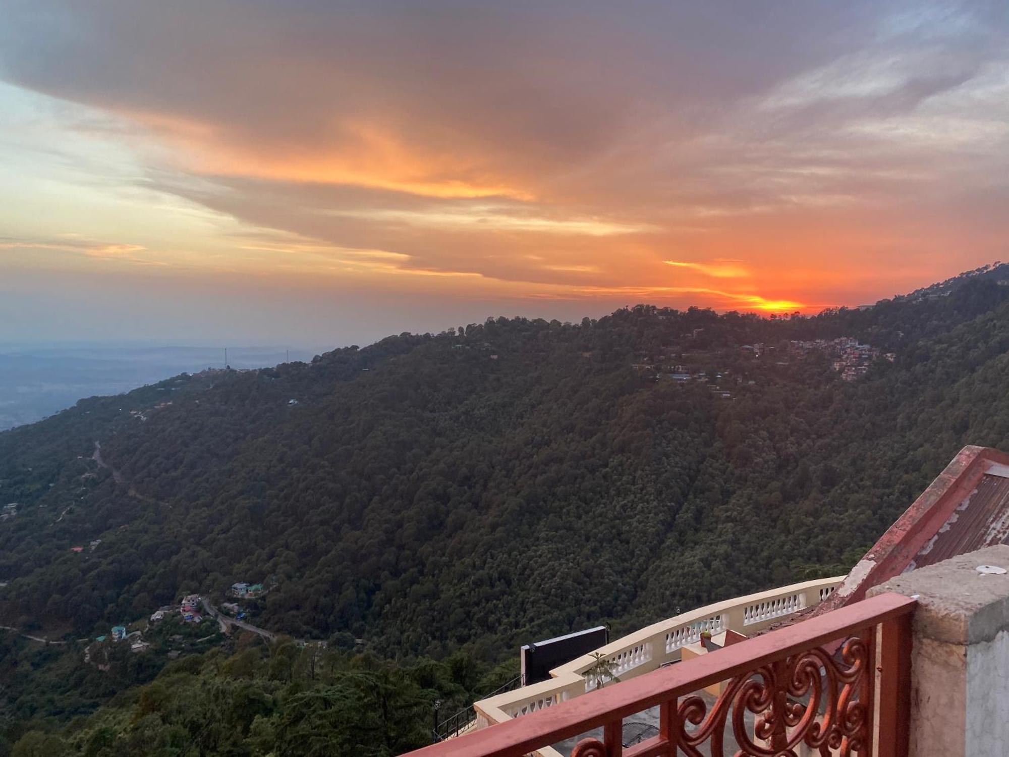 Grand Him Queen Ac Centralized Dharamshala Esterno foto